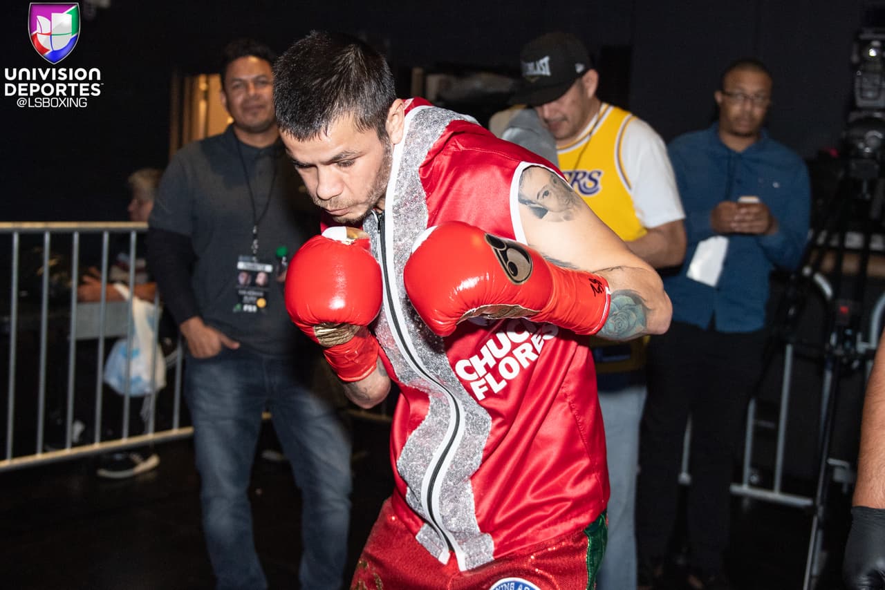 En la velada coestelar, el invicto Brandon Figueroa acabó con Moisés 'Chucky' Flores en tres asaltos para seguir avanzando en la clasificación y poder contender por un título mundial en un futuro cercano.