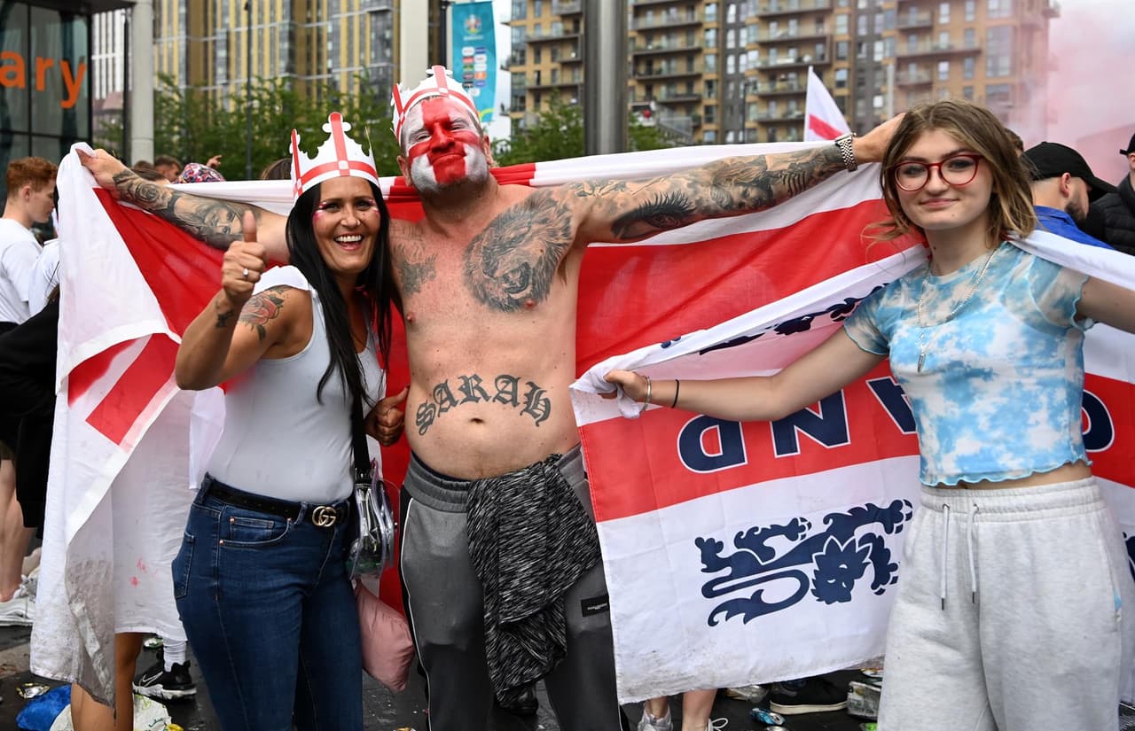 Aún no empieza el partido y se vive la locura fuera del estadio de Wembley. Aficionados ingleses e italianos disfrutan una atmósfera de emociones entre cantos, bebidas y disfraces, previo a la final de la Euro 2020 entre Italia e Inglaterra.