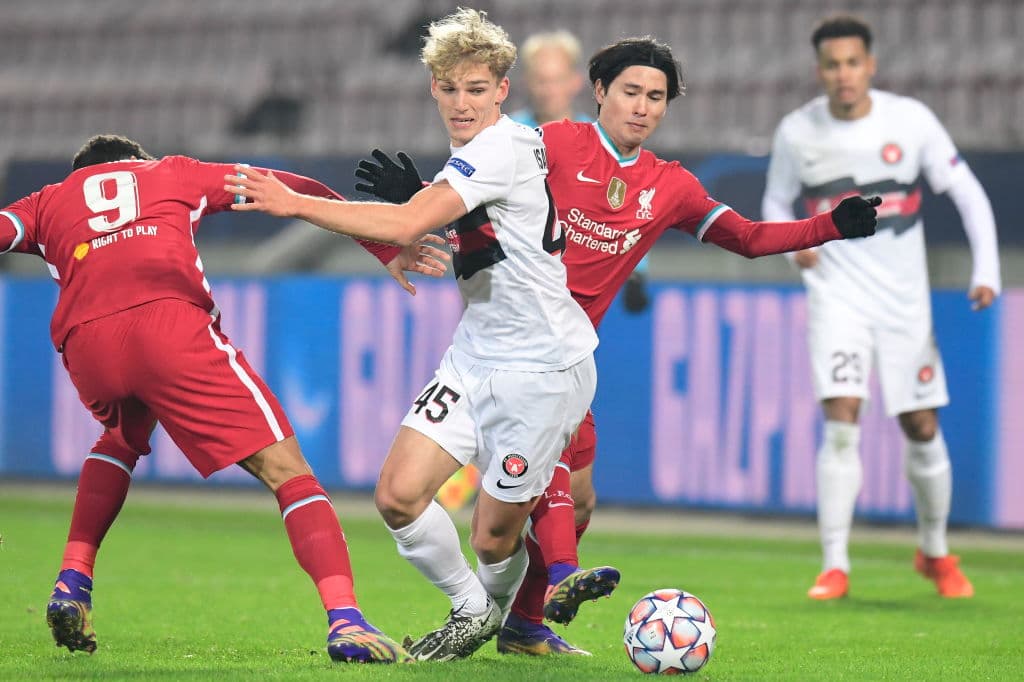 Salah (1’) adelantó con gol de vestidor y Scholz (62’) igualó el marcador luego de cobrar una pena máxima. El conjunto danés ya no tenía posibilidades de continuar compitiendo en el torneo. Los de Klopp se medirán al Fulham en su siguiente duelo de la Premier League.