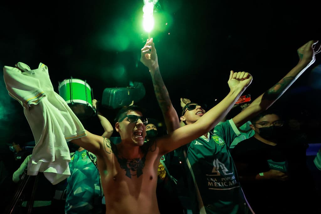 Esposa de Irarragori denuncia que la afición de León les tiró orina