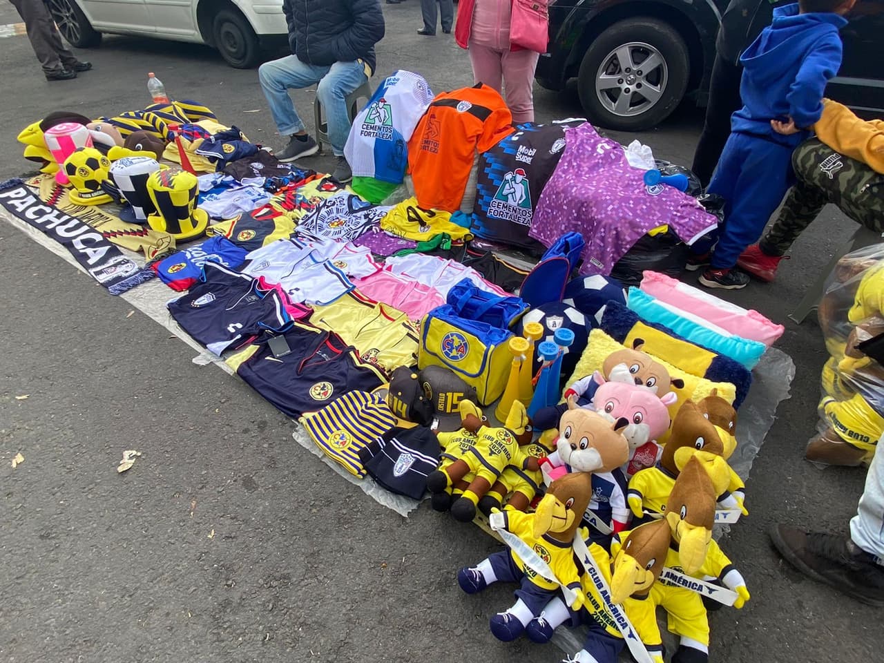 Cientos de aficionados azulcremas se dieron cita en el coloso de Santa Úrsula para recibir y apoyar a su equipo en busca de la remontada ante Pachuca.