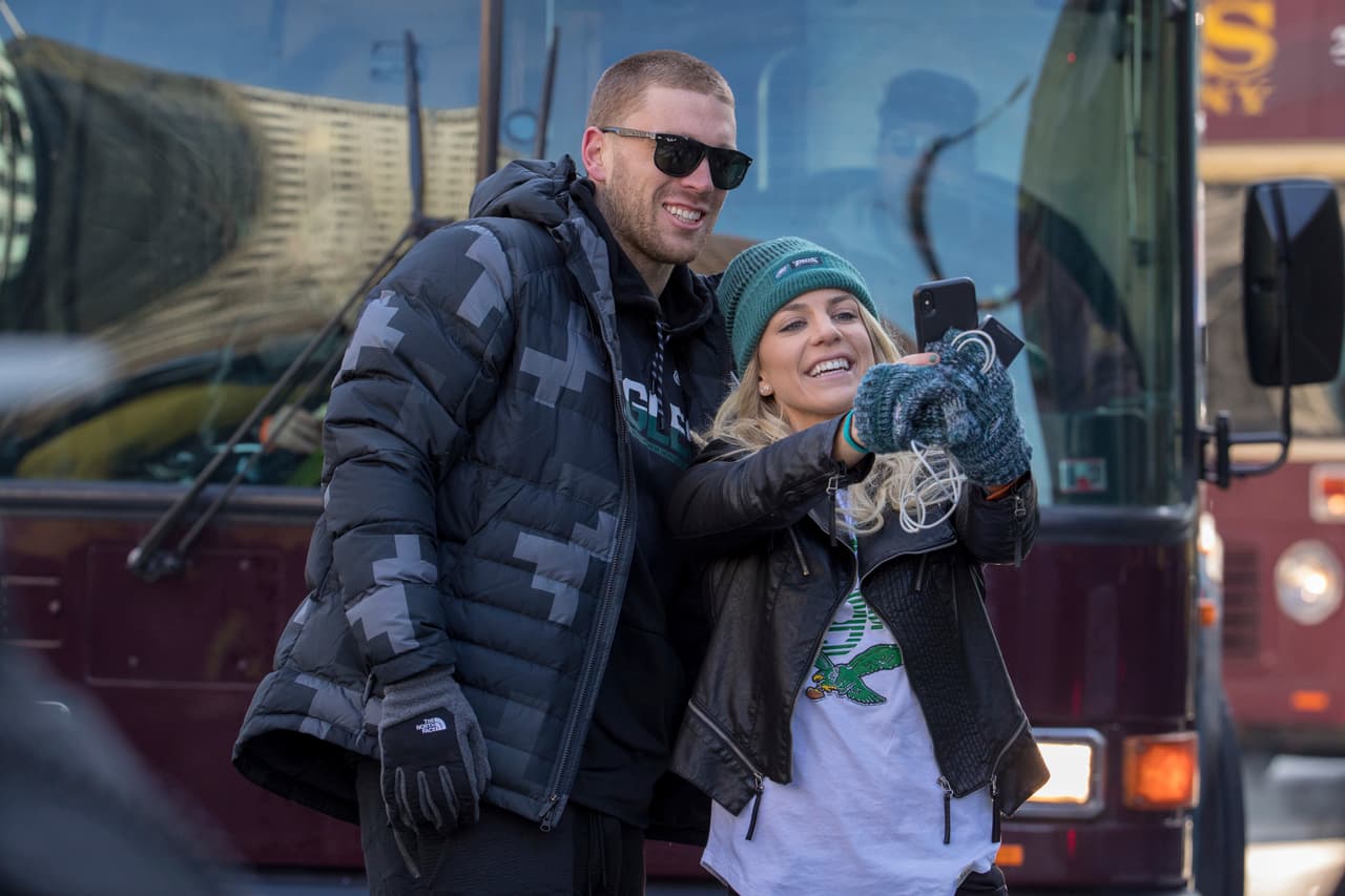 Zach Ertz y su esposa, Julie Johnston y una selfie para nunca olvidar. Una pareja de atletas y campeones.