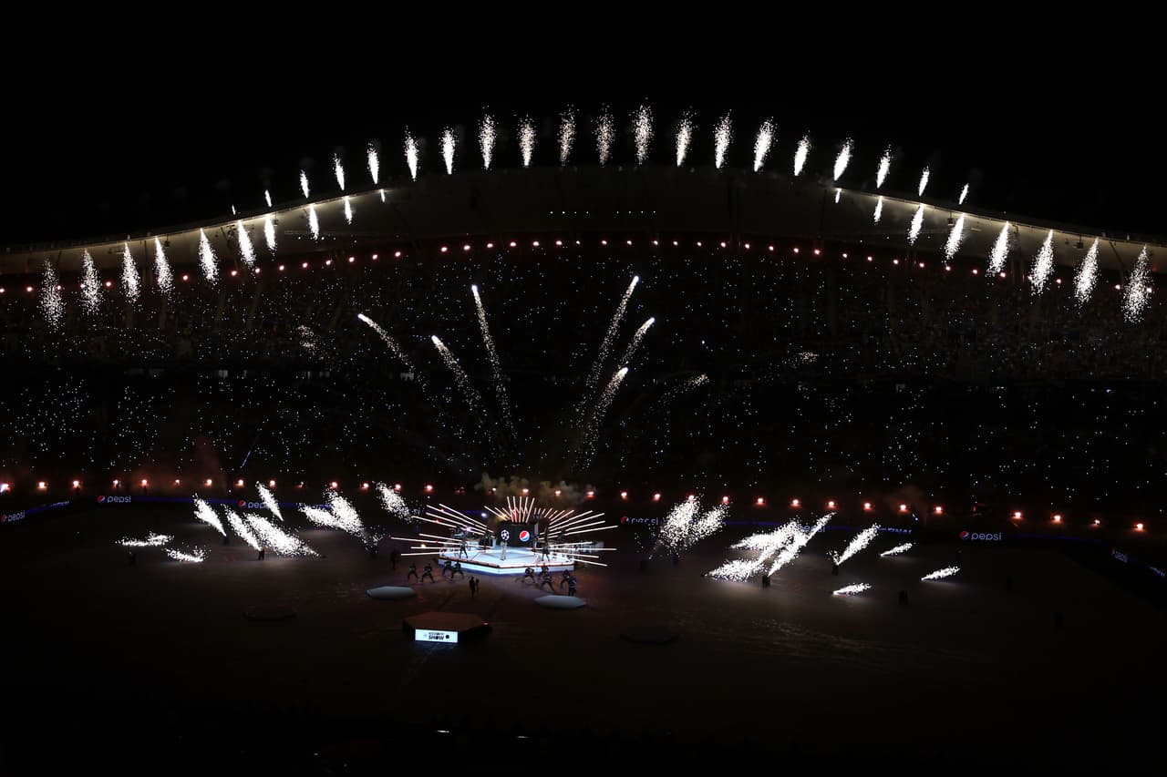 El show previo al inicio de la Final de la UEFA Champions League fue espectacular, la afición también da color al encuentro en Estambul.