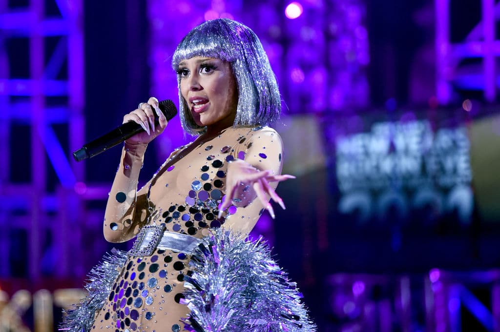 Doja Cat formó parte del show 'Dick Clark's New Year's Rockin' Eve' con Ryan Seacrest 2021.