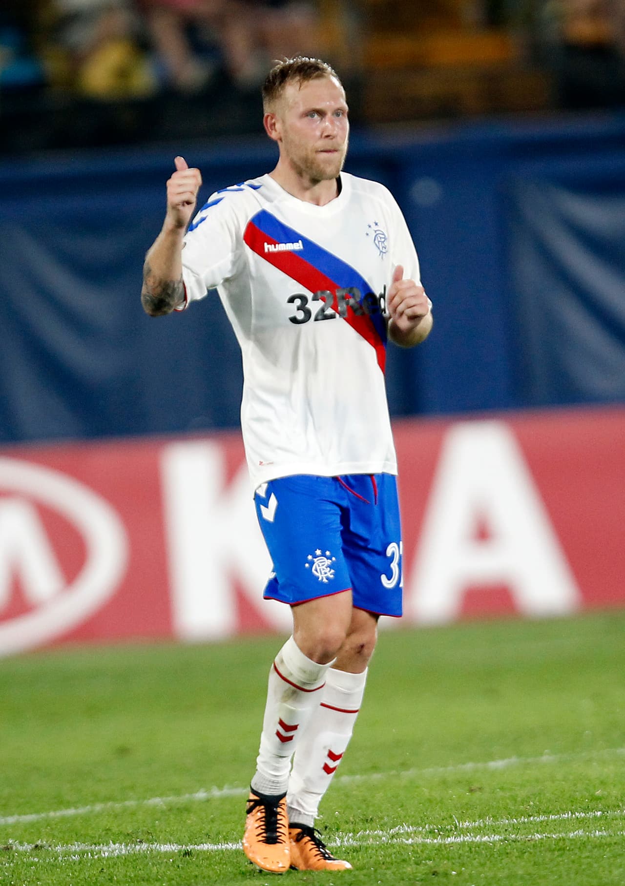 El canadiense recibió en el área chica un gran pase del portugués Candeias para definir con pierna derecha ante Andrés Fernández.