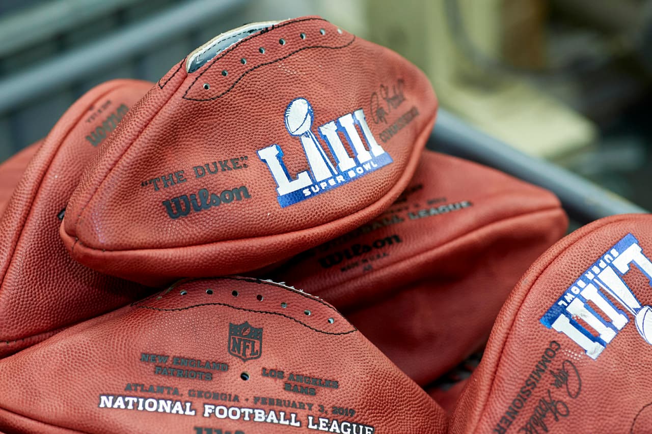 "Es genial saber que he podido participar con mis manos en uno de los balones que se utilizarán en el juego, en el Gran Juego", dijo Mark Conley, encargado del área de pintura.