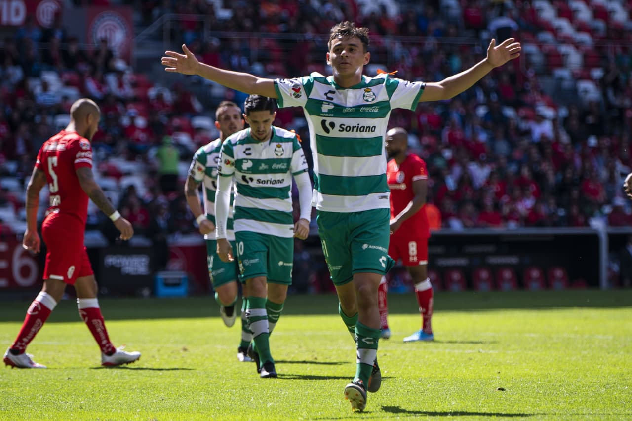 Toluca
<b>2-2 </b>Santos