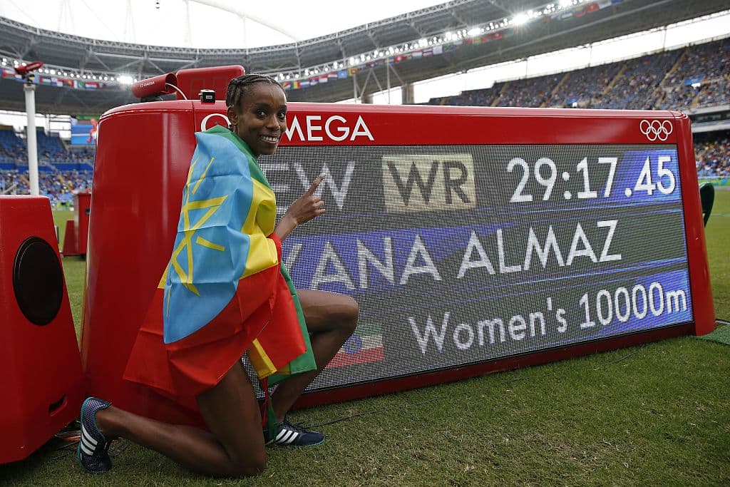 La etíope Almaz Ayana despedazó récord de los 10,000 metros en el inicio del atletismo