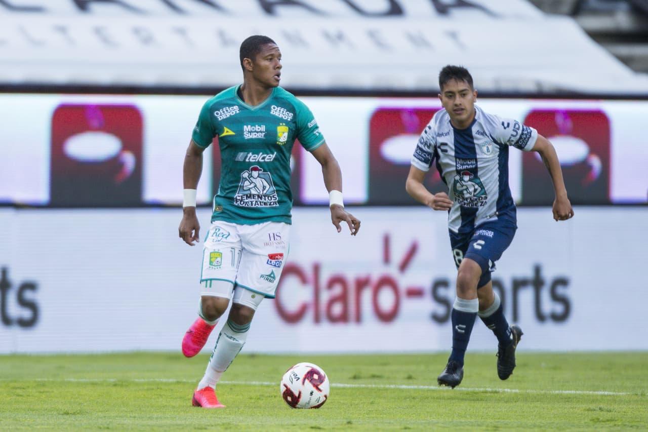 Arranca el partido y León trata de tomar la batuta del encuentro, pero la presión del Pachuca no se los permite.