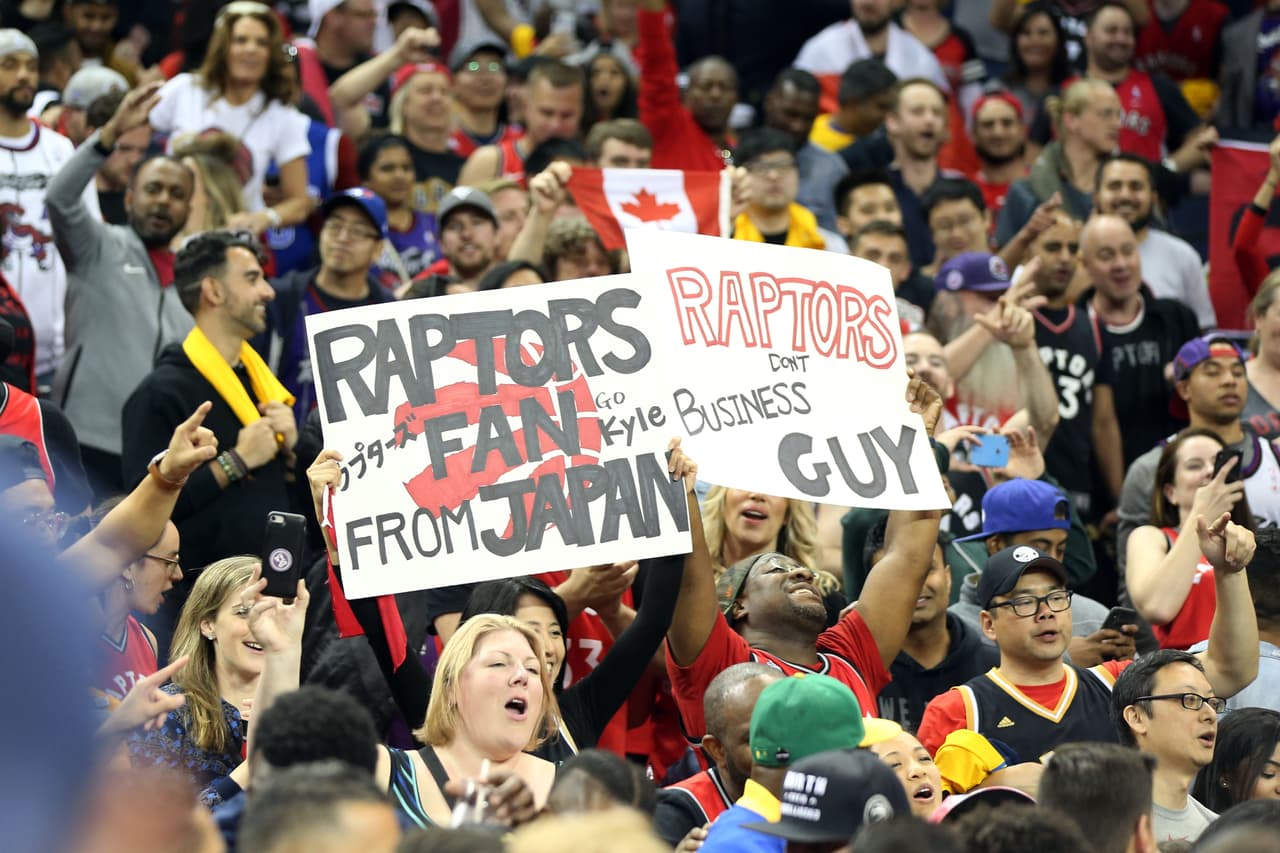 Después del Juego 4 en la Final de la NBA, los fanáticos de los Toronto Raptors estallaron en júbilo en el Oracle Arena al ver que su equipo, comandado por Kawhi Leonard (36 puntos), se puso 3-1 arriba de los Golden State Warriors y acaricia el título.