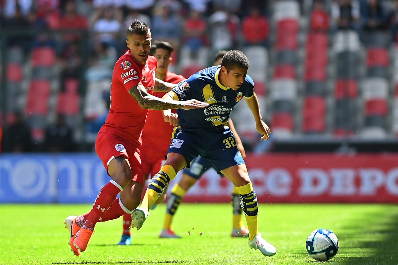 Del Ángel conserva el balón.