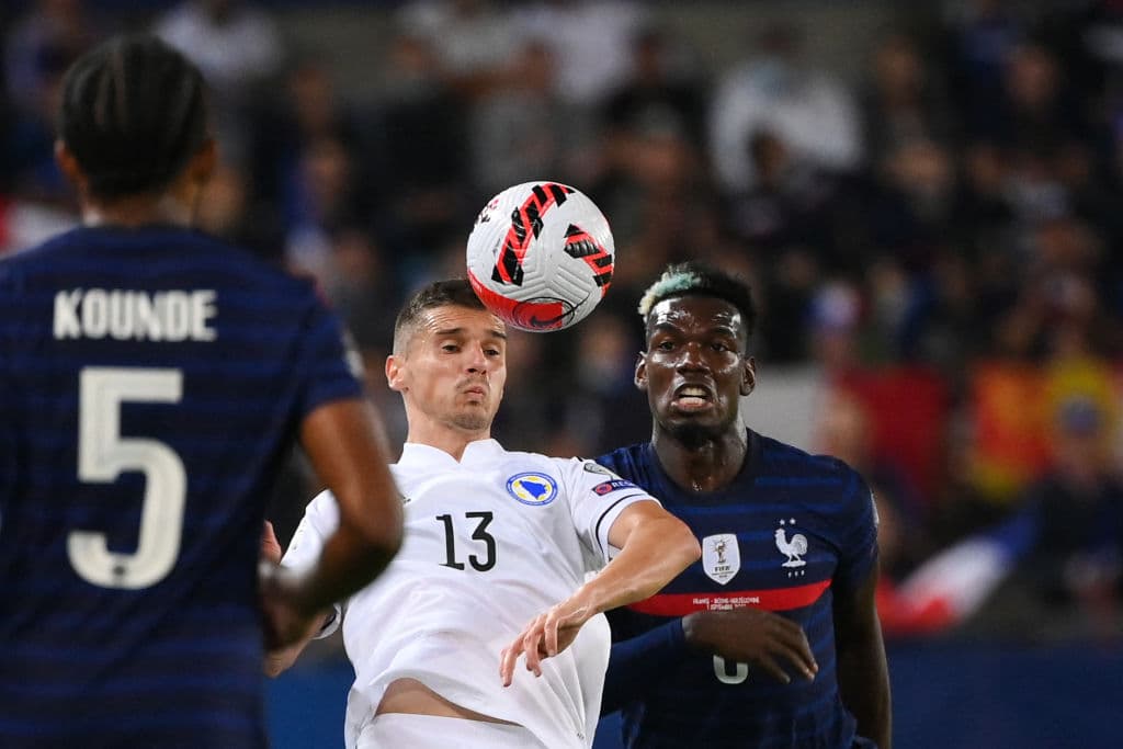 Francia, actual campeón del mundo, logra empatar ante Bosnia-Herzegovina 1-1 durante la eliminatoria rumbo a Catar 2022. Edin Dzeko pone arriba a los visitantes al minuto 36', pero Antoine Griezmann logra empatar el encuentro a los tres minutos pasada la anotación.