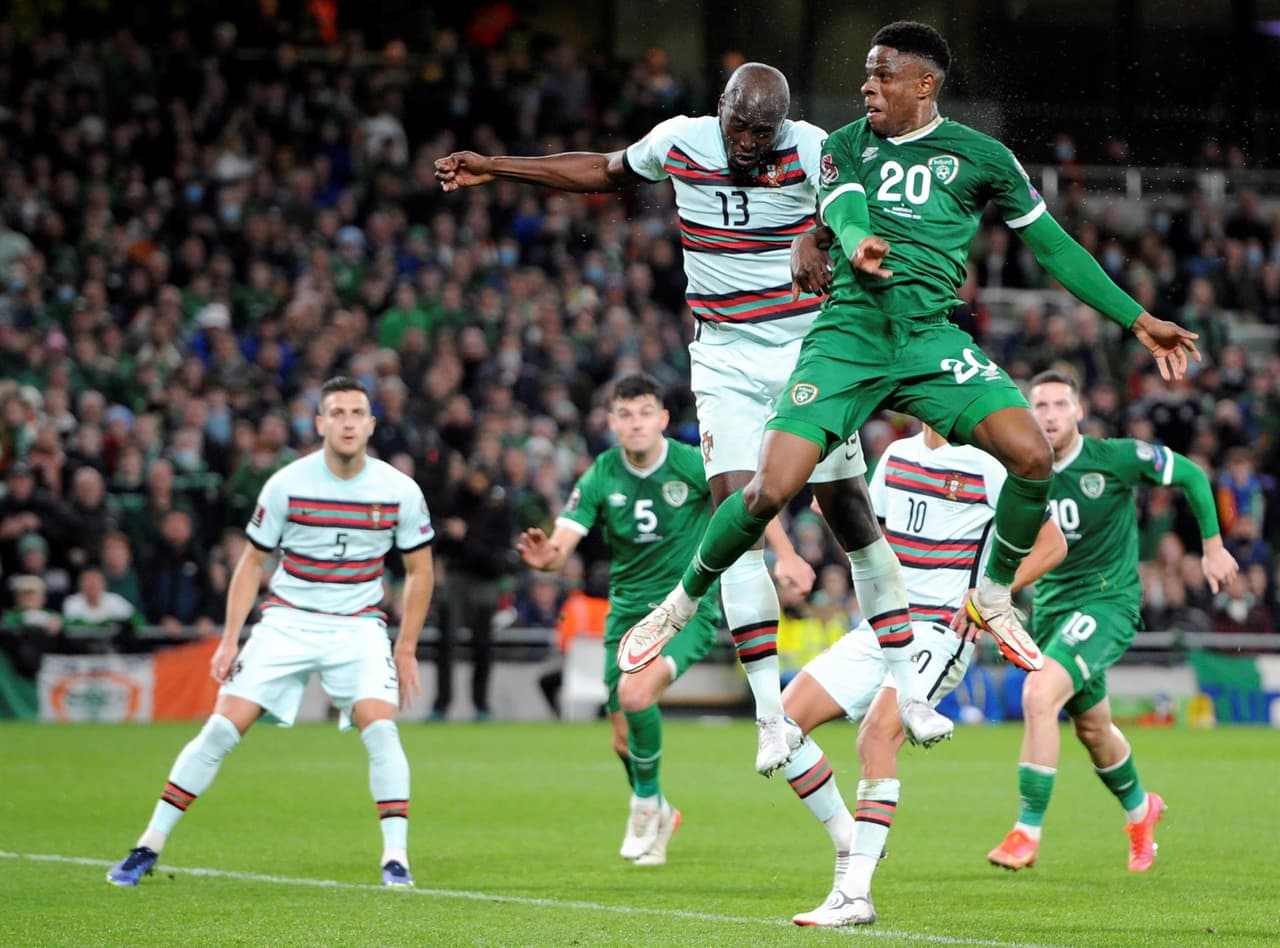 Portugal no puede ante Irlanda y se van 0-0 durante la fase de grupos de la UEFA, rumbo a la Copa del Mundo. La escuadra lusa se quedó con 10 hombres al minuto 81' y Cristiano no vio el gol. El conjunto del 'Bicho' se jugará el pase en Serbia.