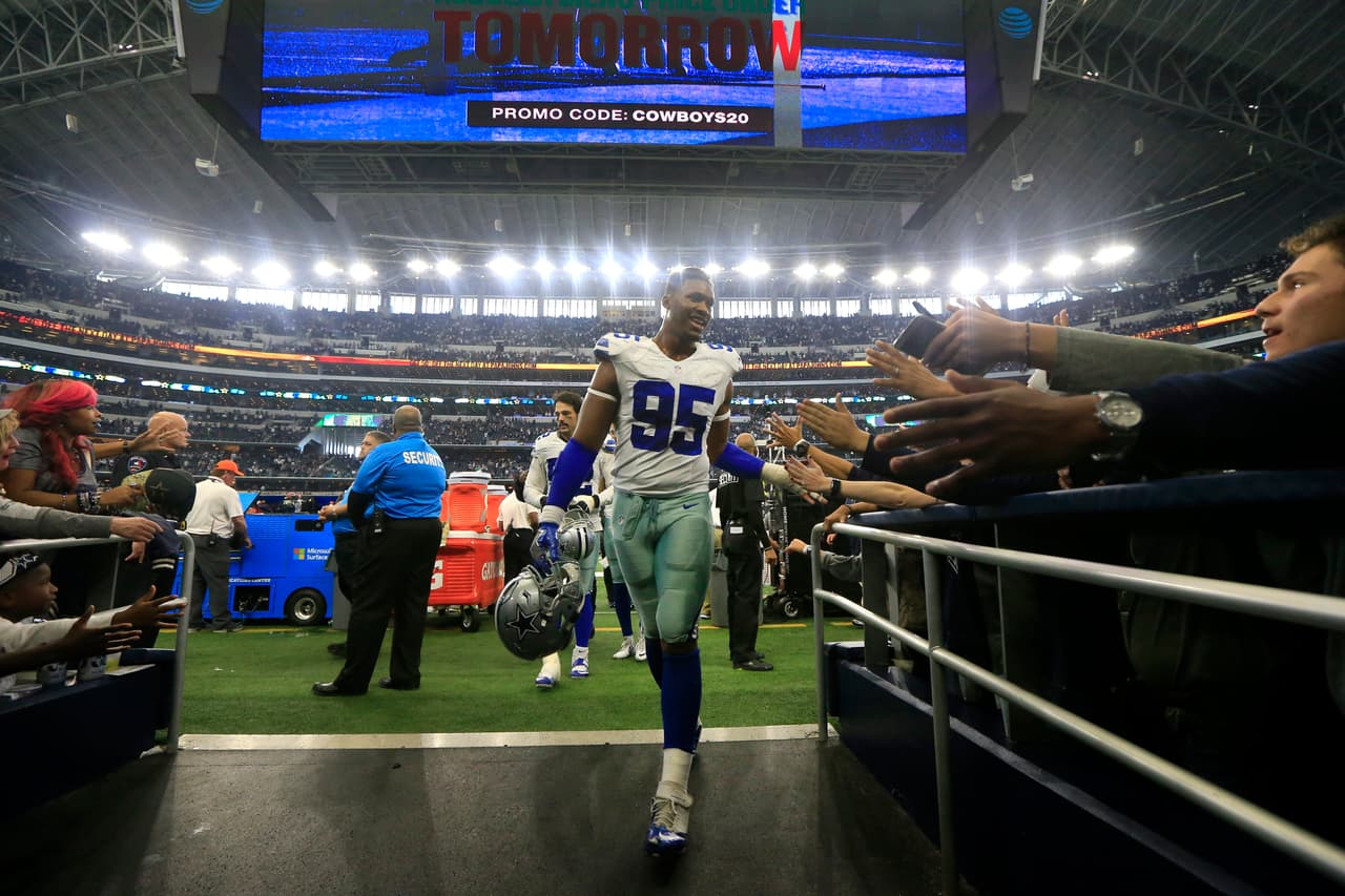 Dallas Cowboys defensive tackle David Irving (95) celebrates with fans following the Cowboys game with the Baltimore Ravens following an NFL Football game, Sunday, Nov. 20, 2016, in Arlington, Texas. (AP Photo/Ron Jenkins)