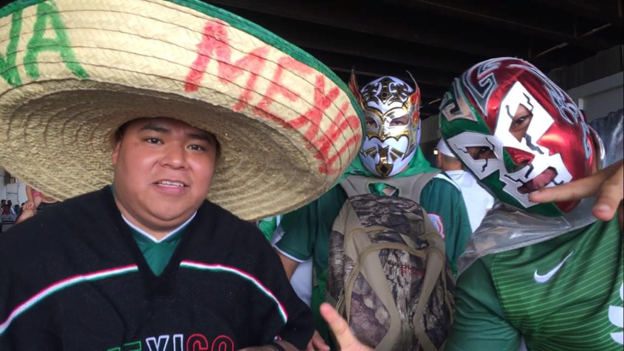 En las afueras del Bank of America Stadium los fanáticos mexicanos se alistan para el juego del Tri contra Martinica por el Grupo A de la Copa Oro.