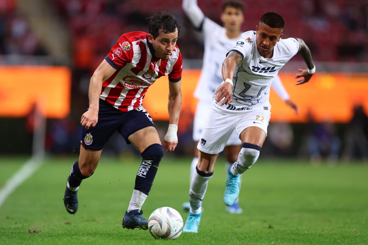 La Ida de Cuartos de Final del Apertura 2023 entre Chivas y Pumas estuvo marcada por la polémica mano de Ricardo Marín al minuto 75' y con el Rebaño arriba por un gol. El penal no fue otorgado pese a la revisión del VAR y su polémica decisión surgió de la comparación de una jugada similar en el partido que ambos equipos habían disputado días antes como parte de la última jornada de la fase regular.