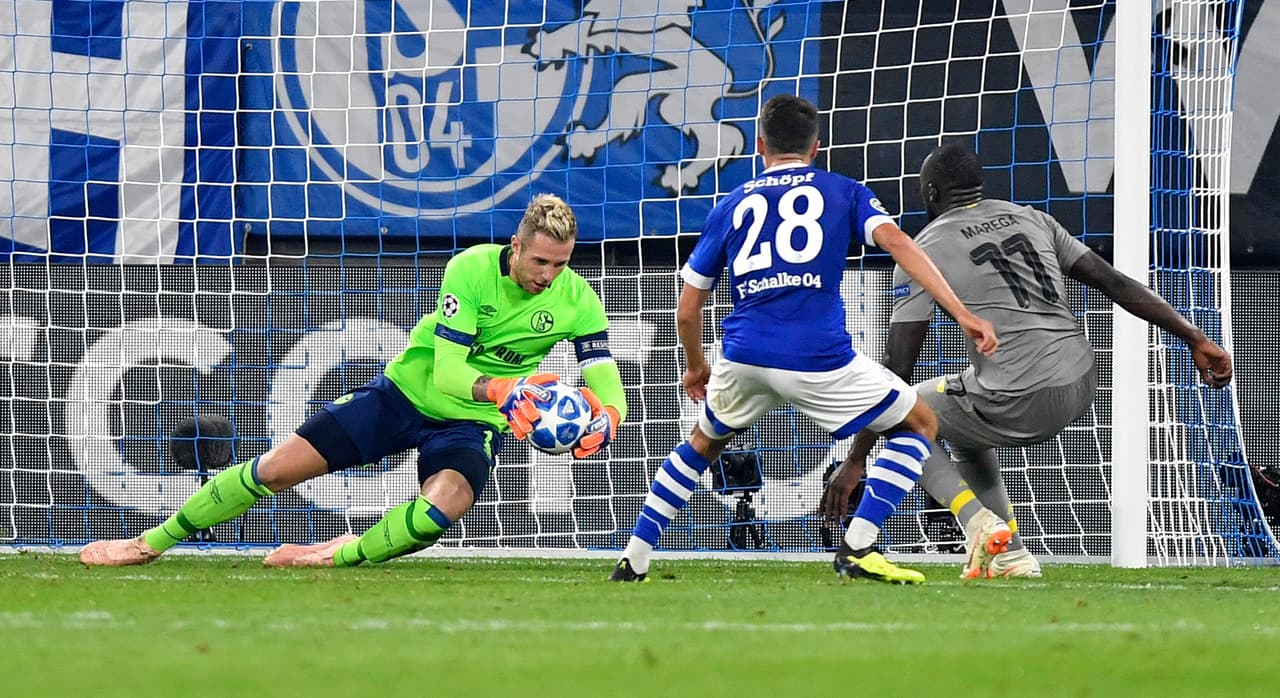 Aboubakar tuvo también otra posibilidad más adalente, pero llegaba sin peligro a las manos del portero local.