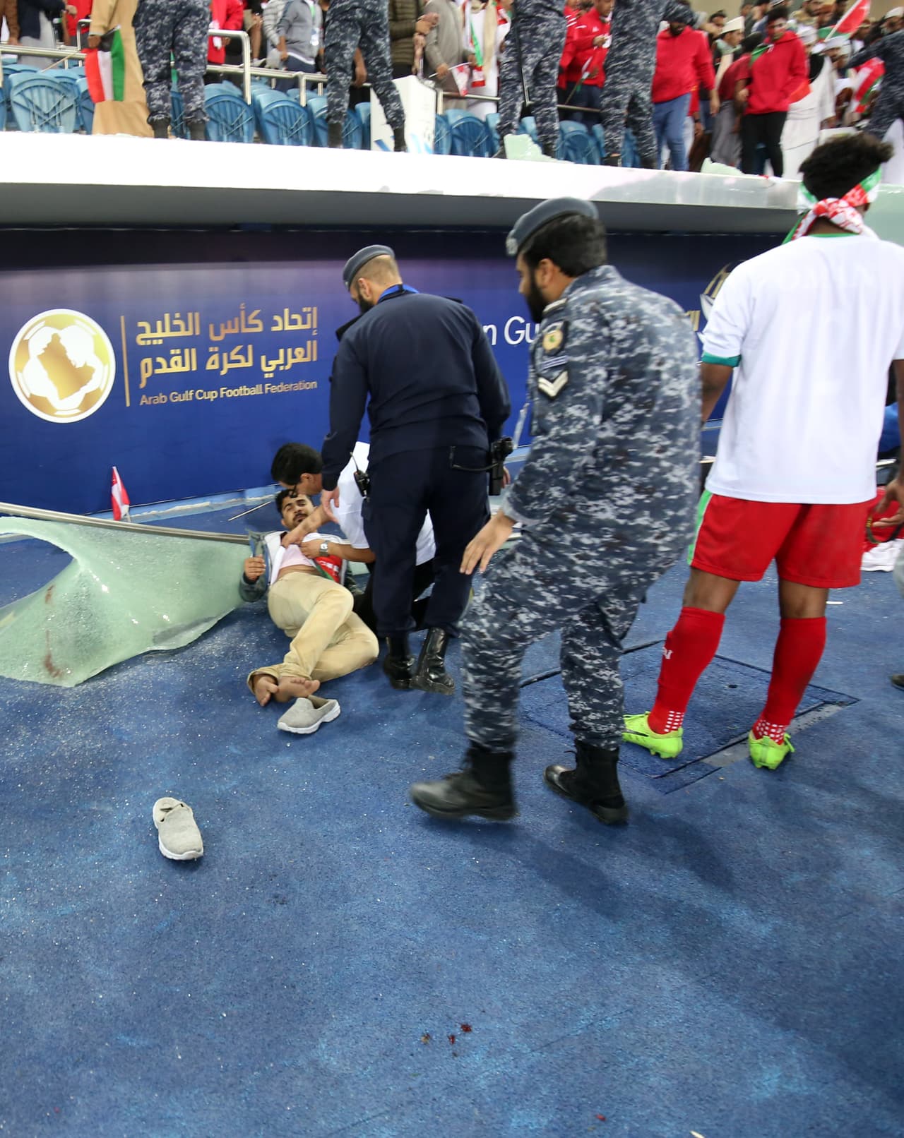 40 personas resultaron heridas por la caída de una barrera del estadio de Kuwait City, al término de la final de la Gulf Cup, que midió a Omán con Emiratos Árabes Unidos.