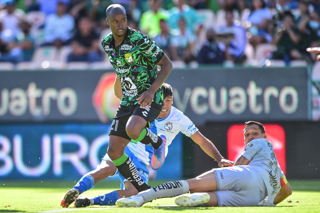 Momentos después de anotar el 0-1, Puebla insistió y se quedó cerca de clavar el segundo tras una serie de rebotes en el área rival que no trascendió.