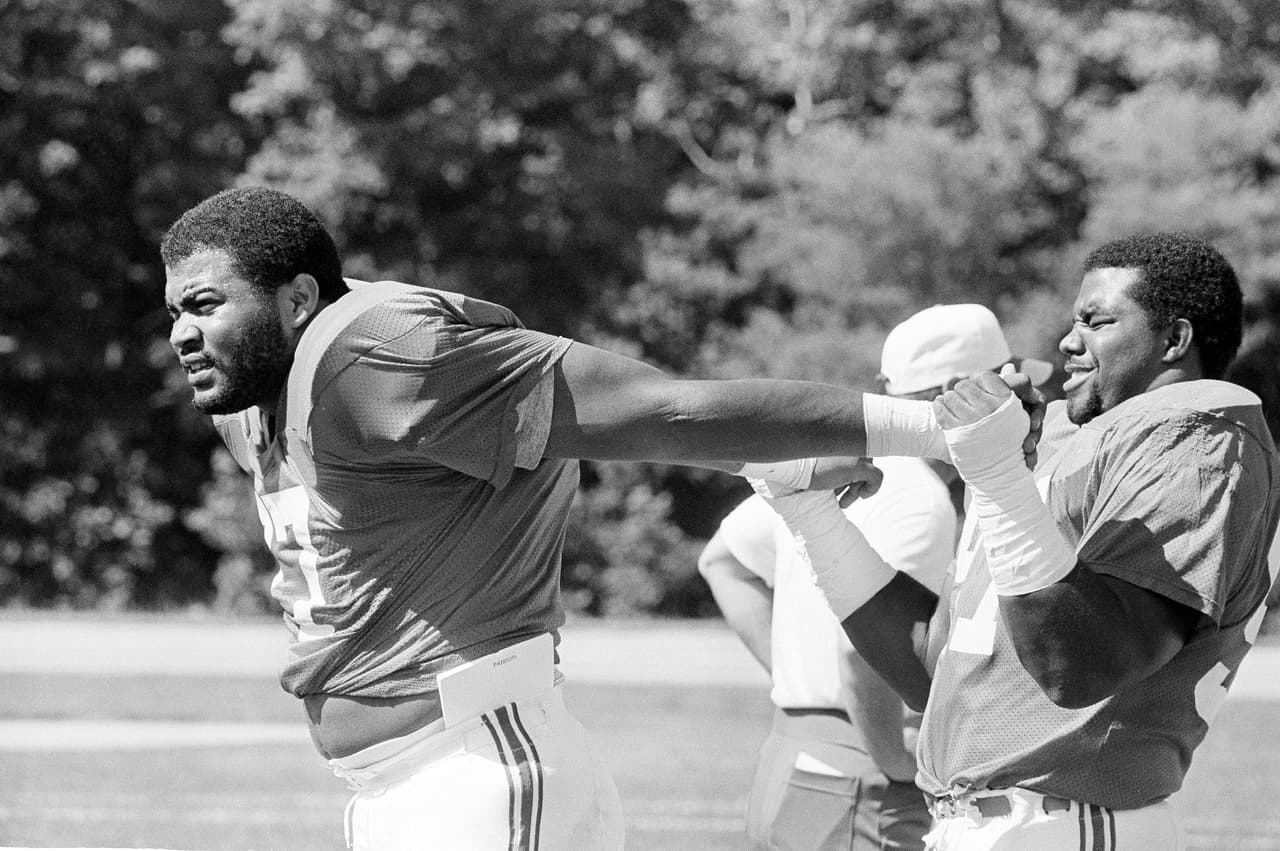 1982 - NEW ENGLAND PATRIOTS - KENNETH SIMS Ala defensiva egresado de Texas. Solo jugó una temporada completa de las 8 que pasó con los Patriots. A lo largo de todo ese tiempo registró 17 capturas, lo mejor en 1985 cuando tuvo 5.5 en la campaña.