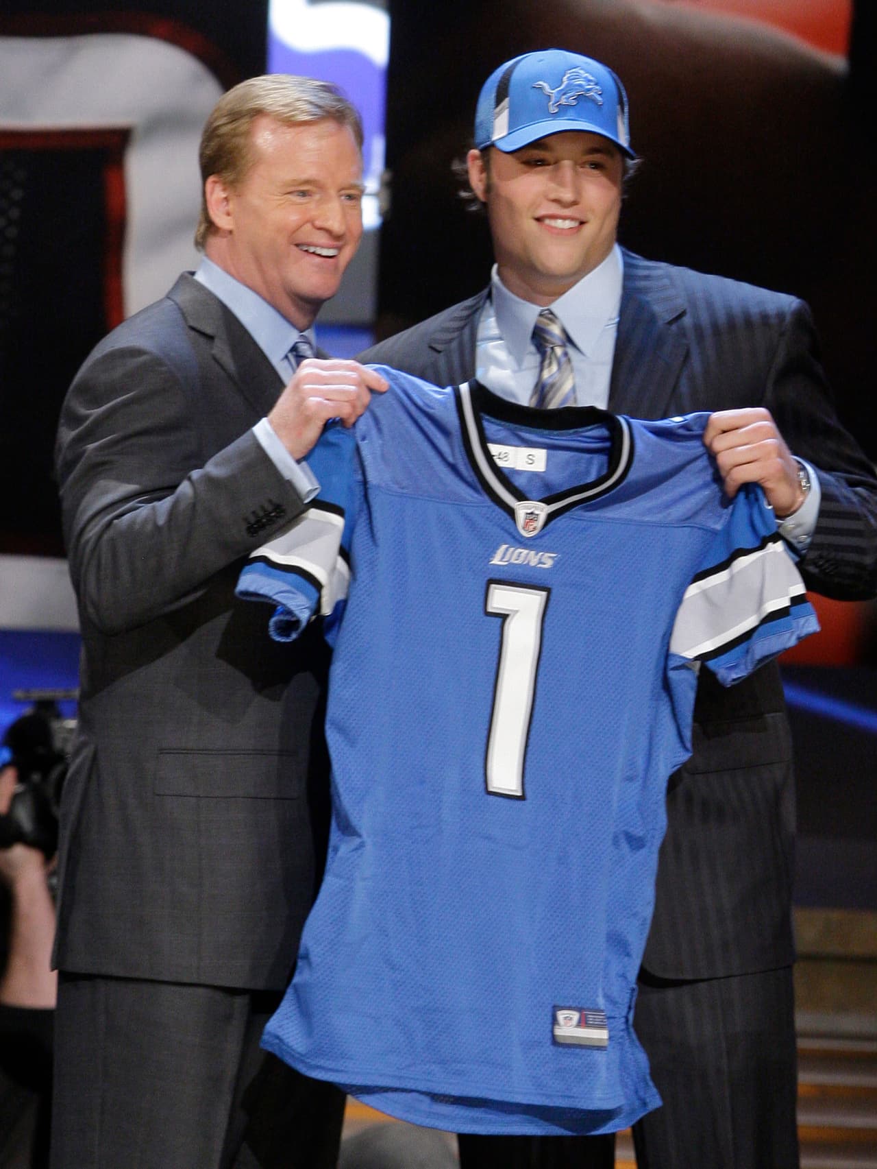 2009 - DETROIT LIONS - MATTHEW STAFFORD El quarterback del futuro para los Lions, egresado de Georgia y que todavía se encuentra en el proceso de convertir a Detroit en equipo contendiente. Pero su primero y segundo año fueron un fiasco. En su debut completó el 53 por ciento de sus pases con 2,267 yardas, 13 touchdowns y 20 intercepciones.