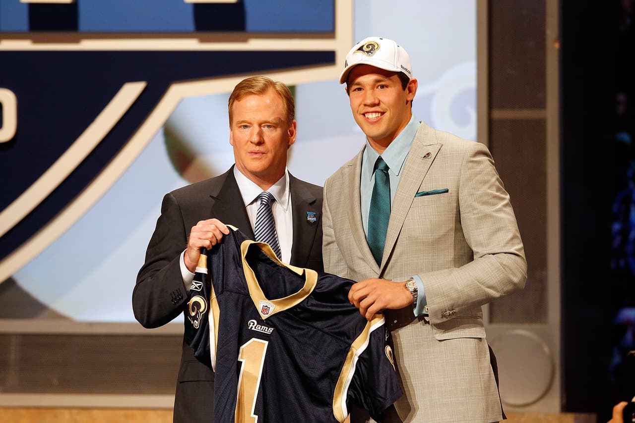 2010 - ST. LOUIS RAMS - SAM BRADFORD Los Rams apostaron al quarterback de su futuro, pero el egresado de Oklahoma tuvo 2 años buenos de los 4 en que jugó para St. Louis. Su año novato fue esperanzador con 60 por ciento de pases completos, 3,512 yardas, 18 touchdowns y 15 intercepciones. Números similares en 2012. Pero en 2011 y 2013 se vino abajo por las lesiones y se vino abajo.