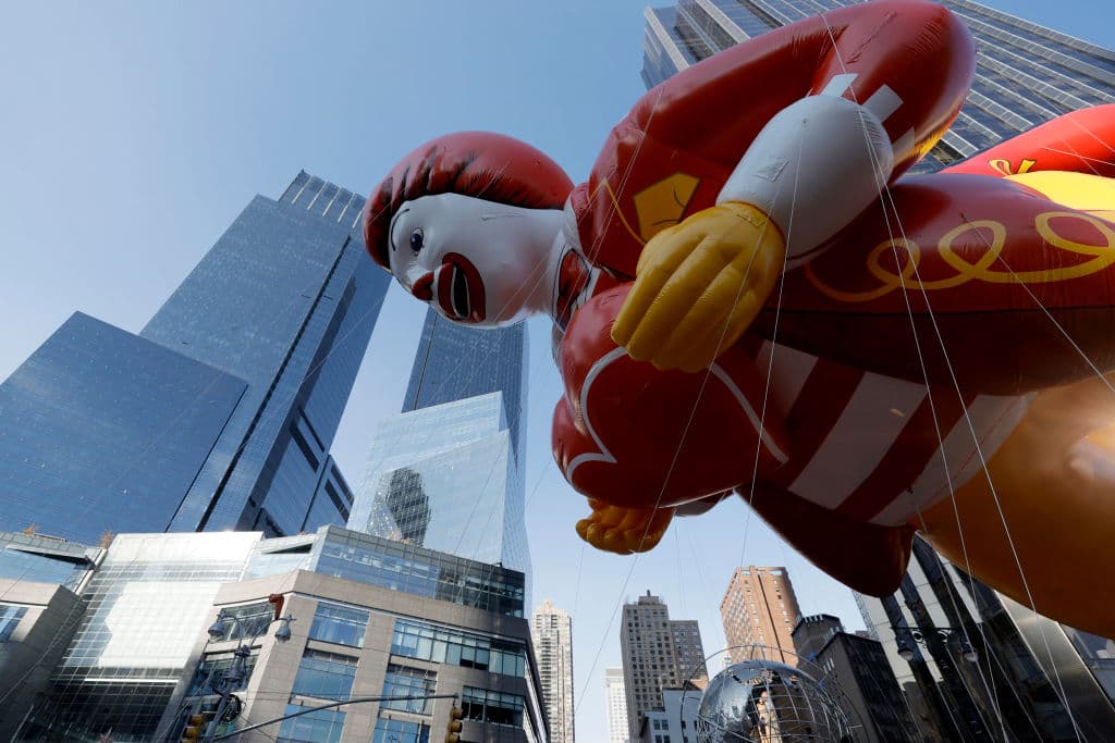 La familiaridad y la pura frustración hicieron que los funcionarios y parte del público se sintieran más cómodos con las grandes reuniones en medio de la pandemia en curso.