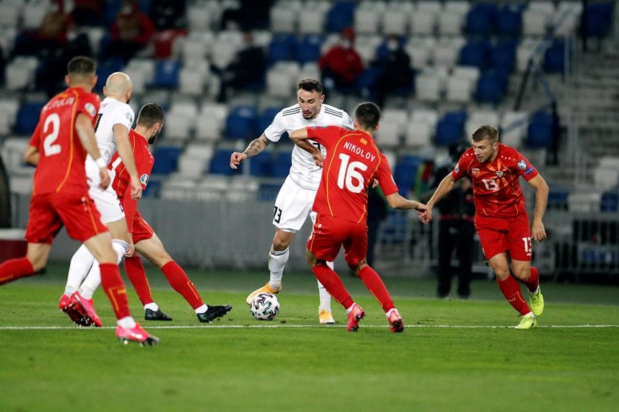 Goran Pandev, con 37 años, anota el gol de la victoria para Macedonia del Norte que los pone dentro de la Euro 2020 tras derrotar a Georgia. Es la primera vez que los macedonios califican a una Eurocopa en su historia.