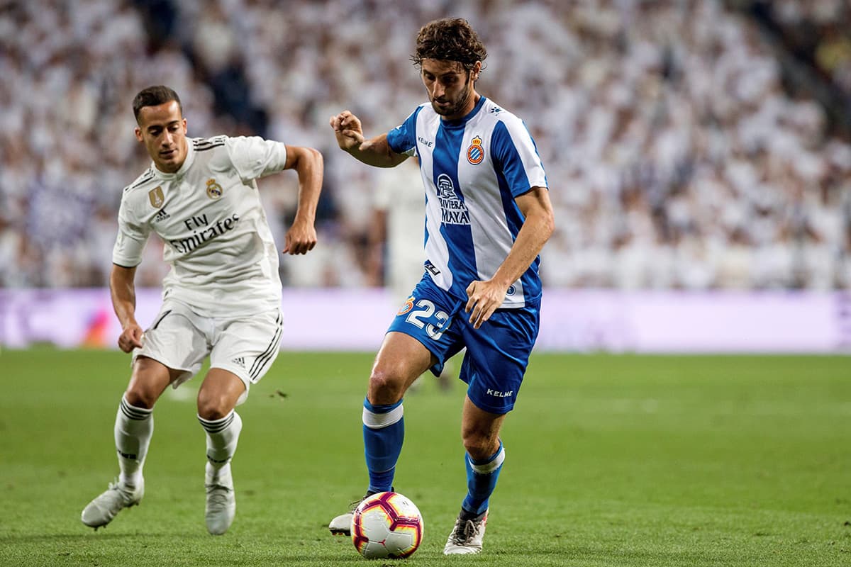 El Espanyol tuvo pocas opciones de gol. Aquí Lucas Vásquez del Real Madrid (izquierda) buscando detener el ataque de Esteban Granero (centro).