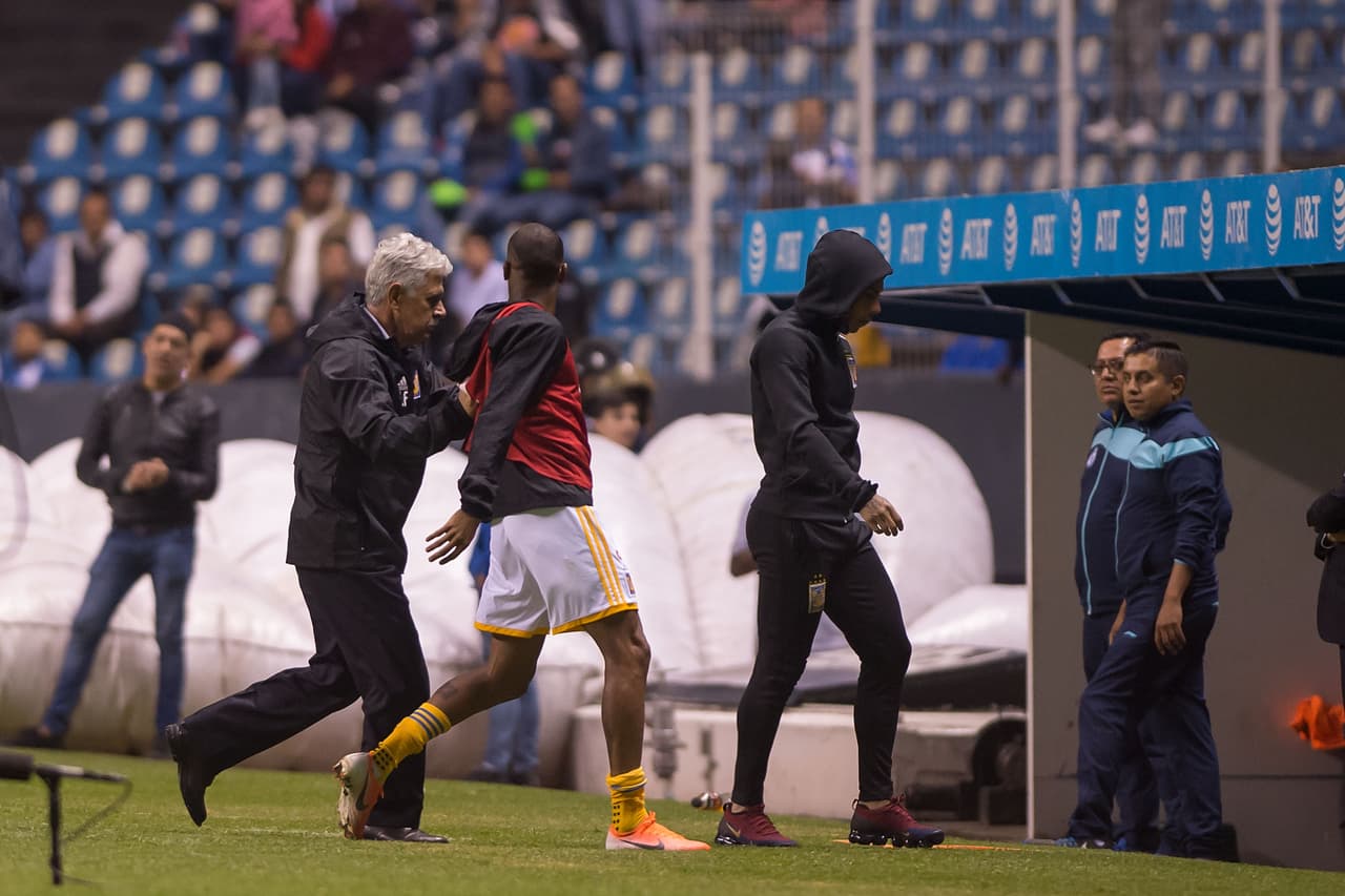 Así se retiró Ricardo 'Tuca' Ferreti con sus jugadores de Tigres tras ser expulsado.