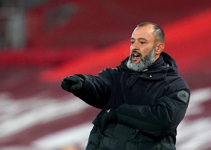 La escuadra campeona de la Premier League, no tuvo piedad y anotó cuatro tantos contra el Wolverhampton del mexicano Raúl Jiménez, quien sigue en recuperación. Los goles corrieron a cargo de Mohamed Salah, Wijnaldum, Matip y Semedo, durante la Jornada 10.