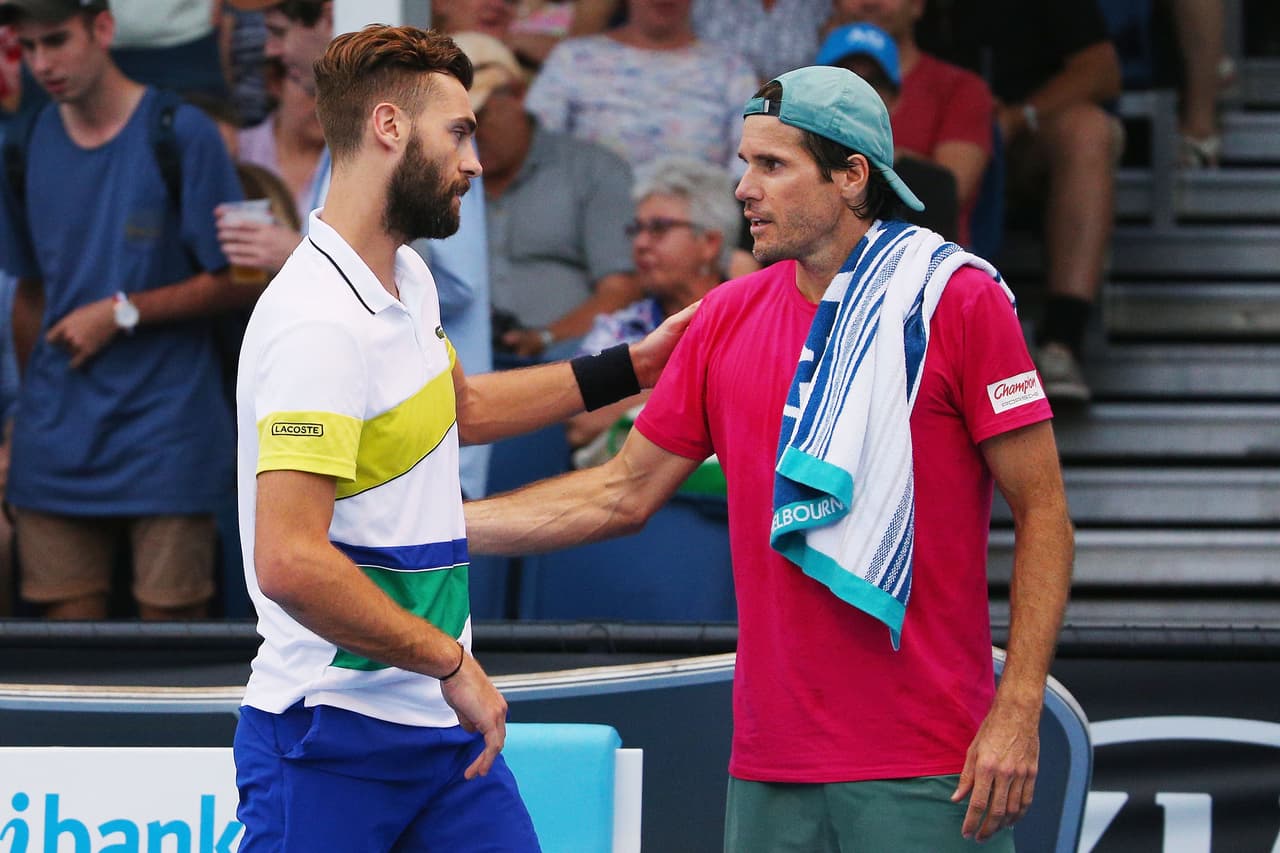 El alemán Tommy Haas tuvo que abandonar el partido contra el francés Bnoite Paire (47 en el mundo), debido a una lesión. Haas no competía desde hace año y medio, y el Australian Open era su esperado regreso a las canchas, para un tenista que hace tres años era 11 en el ránking de la ATP; hoy está por debajo de los primeros 400.
