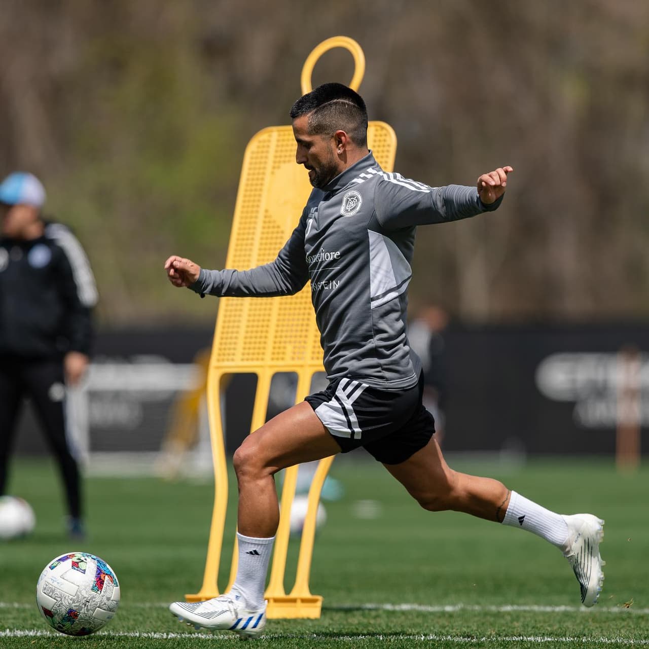 Luego de sufrir una lesión en una de sus costillas, Maxi Moralez entrenó esta semana con el resto del equipo.