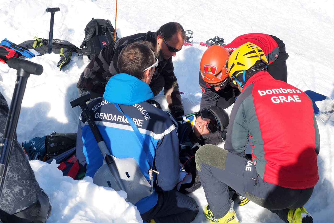 Members of the French, Spanish and Andorran mountain rescue services jointly participate in an avalanche rescue exercise organized by the Pyrenees-Orientales prefecture in the commune of Porte-Puymorens, southern France, on January 31, 2017. / AFP / RAYMOND ROIG (Photo credit should read RAYMOND ROIG/AFP/Getty Images)