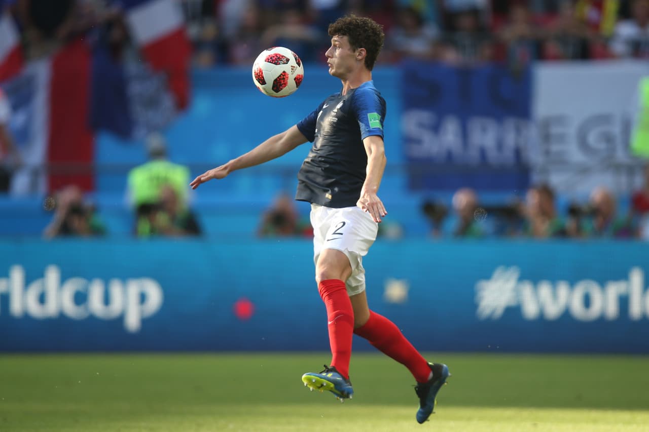 En las últimas horas se está diciendo que Napoli tiene la ventaja en este mercado para quedarse con el defensa Benjamin Pavard.