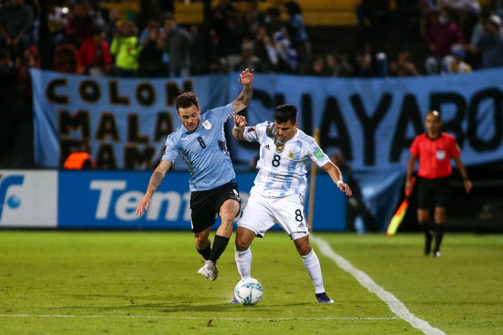 Con la ayuda de Paulo Dybala, Ángel Di María anota el único tanto del encuentro y le da la victoria 0-1 a Argentina sobre Uruguay.