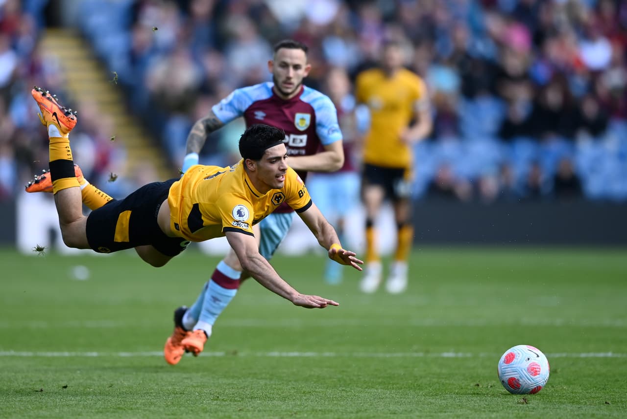 El delantero checo Matěj Vydra marcó la solitaria anotación con la que el Burnley derrotó a los Wolves.