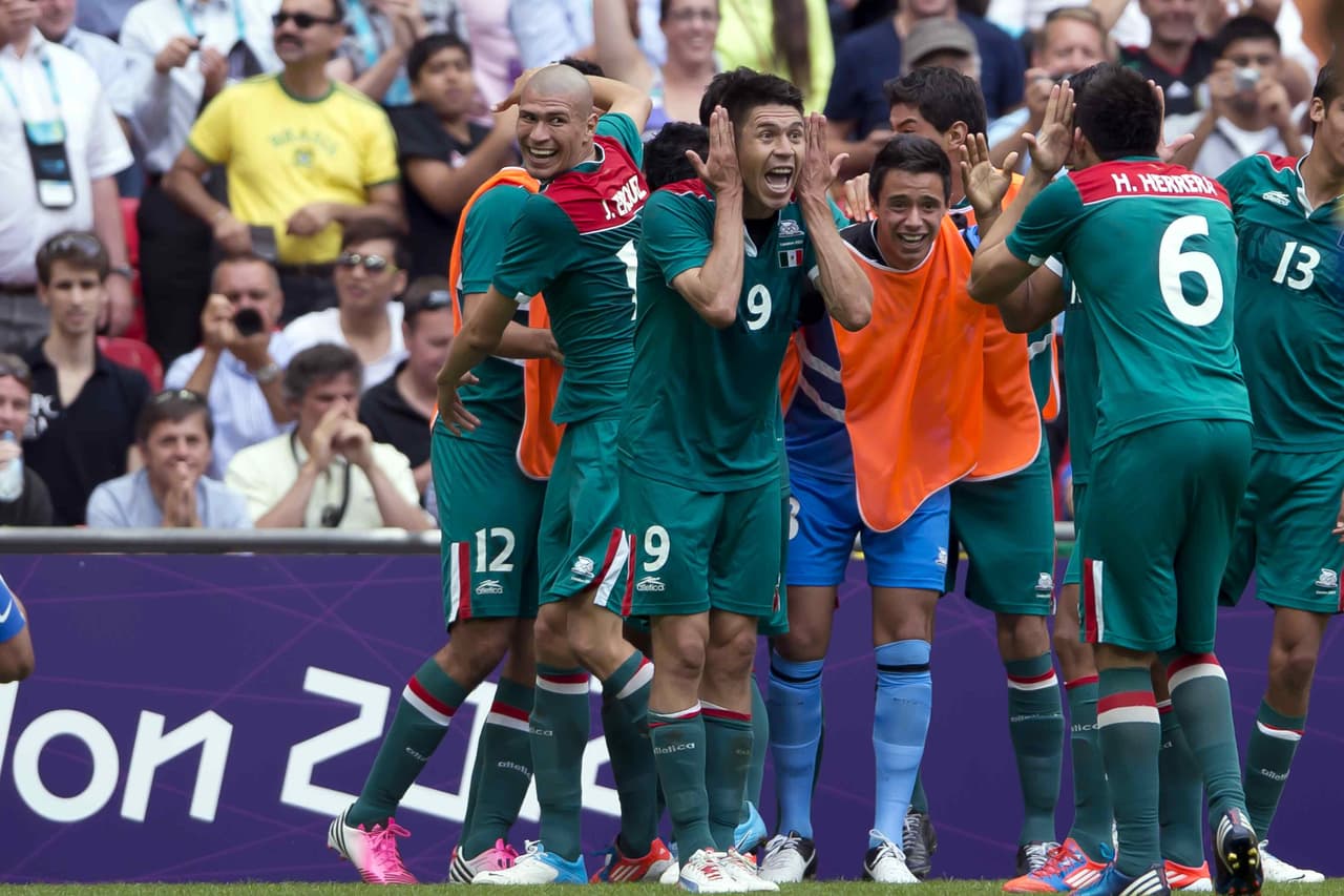 Oribe Peralta marcó un gol tempranero después de aprovechar un centro para poner el 0-1 y hacer gritar a los millones de aficionados mexicanos que estaban en el estadio.
<br>