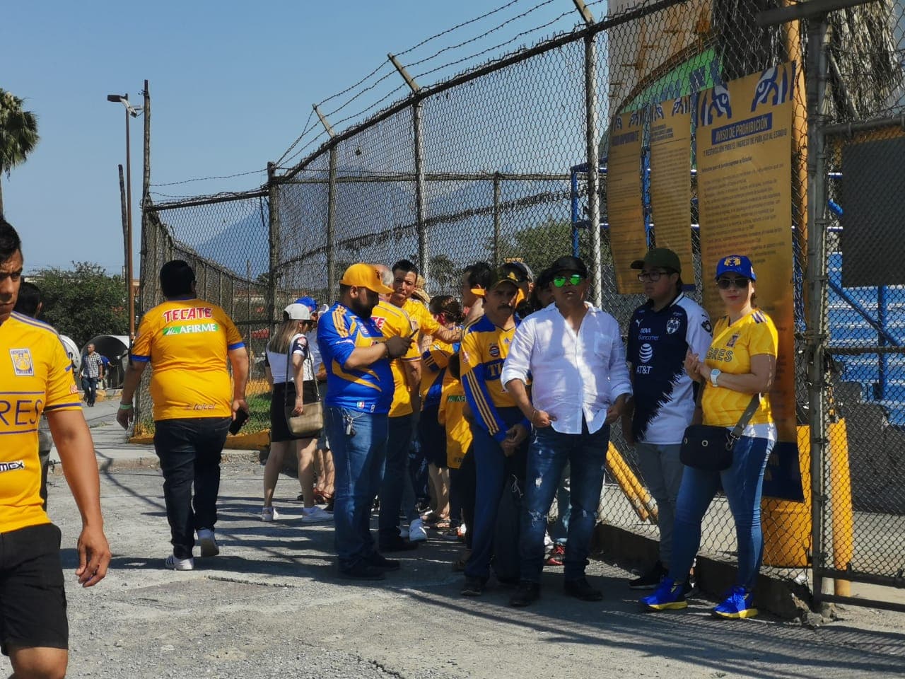 La caravana de fanáticos de Tigres se acerca al 'Volcán' para el juego de vuelta de la Semifinal del Clausura 2019 contra Rayados.