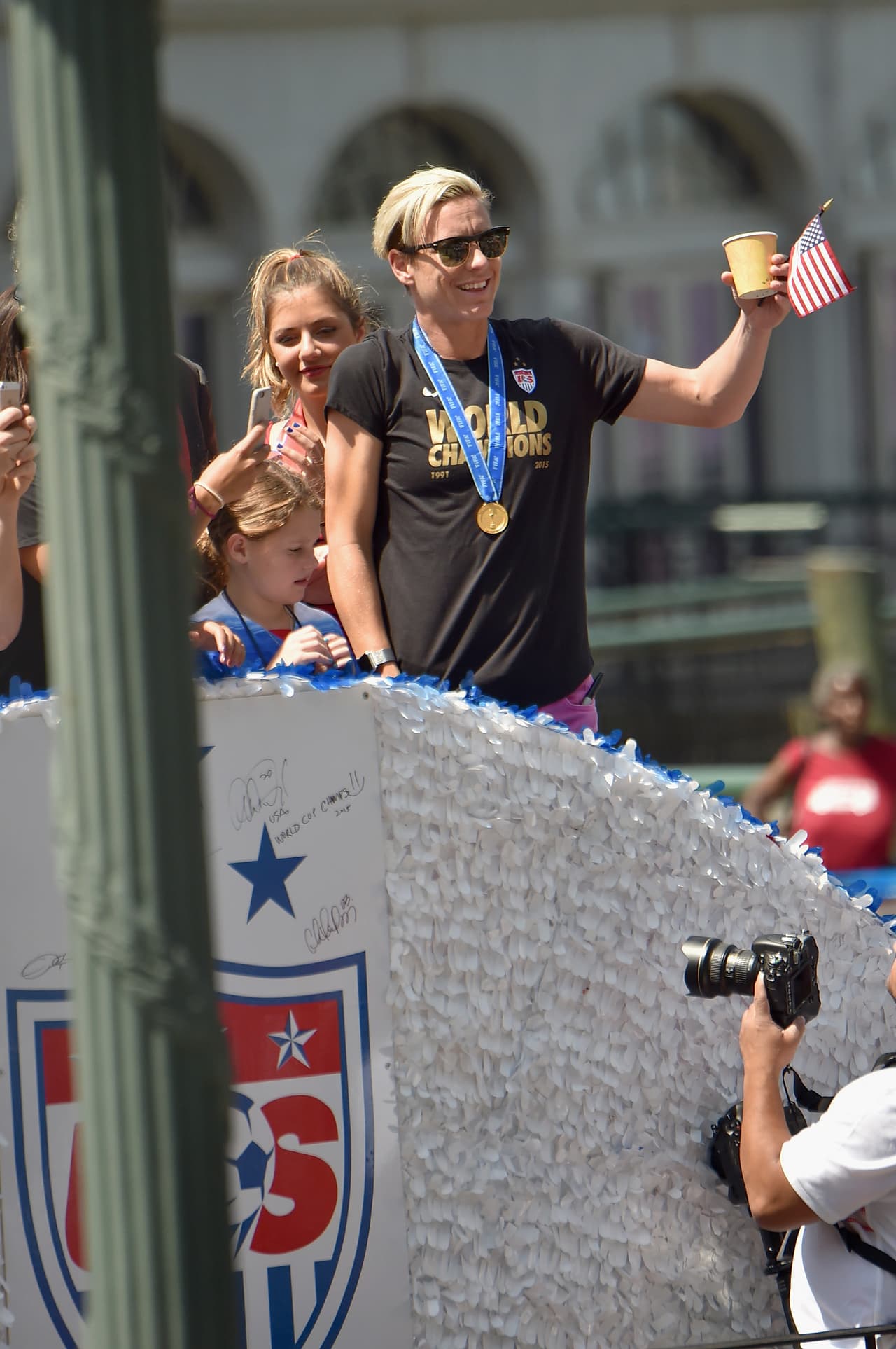 La delantera Abby Wambach saluda a los fans durante la parada en el bajo Manhattan