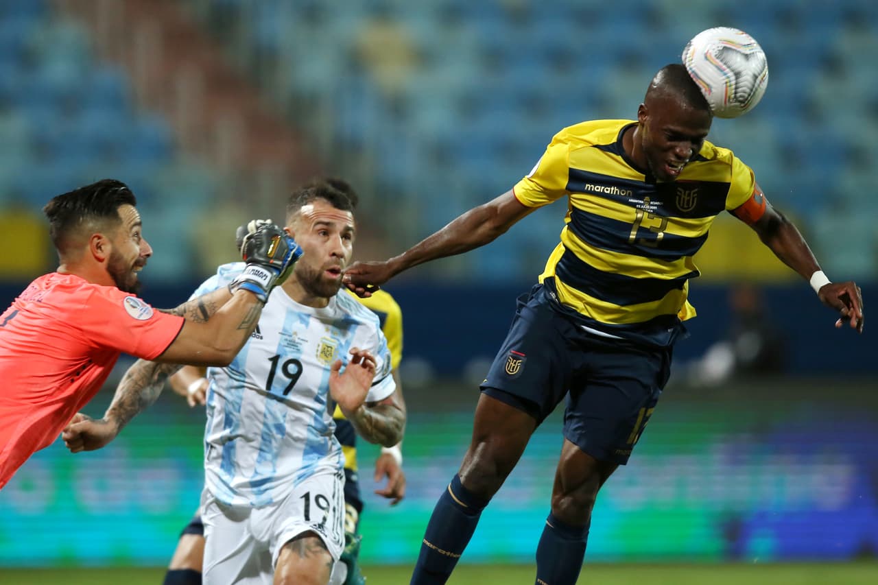 Al 37', Enner Valencia se perdía la más clara de Ecuador, al no puder rematar de cabeza un gran centro de Estupiñán a primer poste.