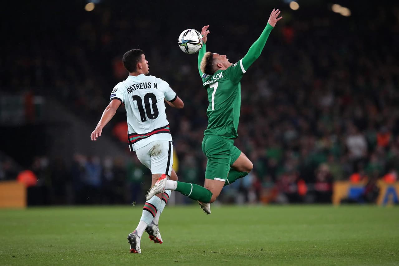 Portugal no puede ante Irlanda y se van 0-0 durante la fase de grupos de la UEFA, rumbo a la Copa del Mundo. La escuadra lusa se quedó con 10 hombres al minuto 81' y Cristiano no vio el gol. El conjunto del 'Bicho' se jugará el pase en Serbia.