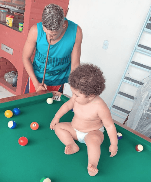 Tiquinho, compañero del Tecatito y Herrera, ya está en casa donde se divierte con su familia.