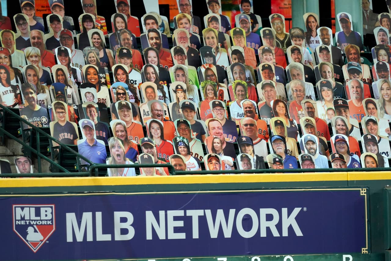 Un fanático de Chicago White Sox compró 100 asientos para estar presente en todos los ángulos posibles del estadio.