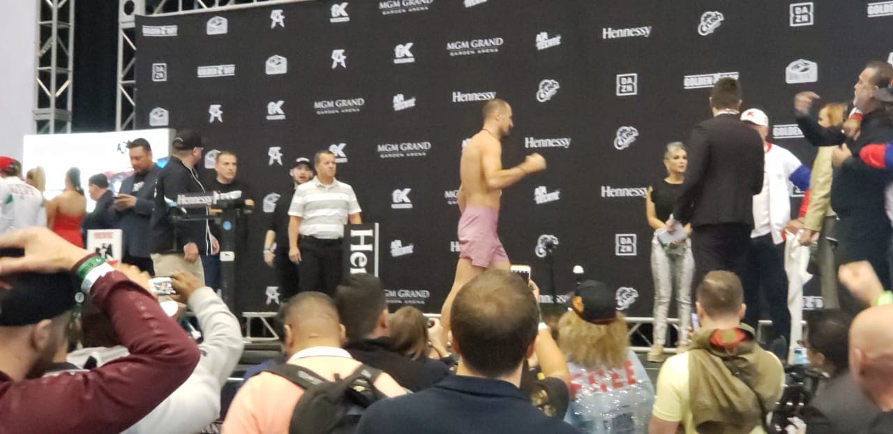 Saúl Álvarez presumió de un físico más trabajado que el ruso Kovalev en la ceremonia de pesaje.