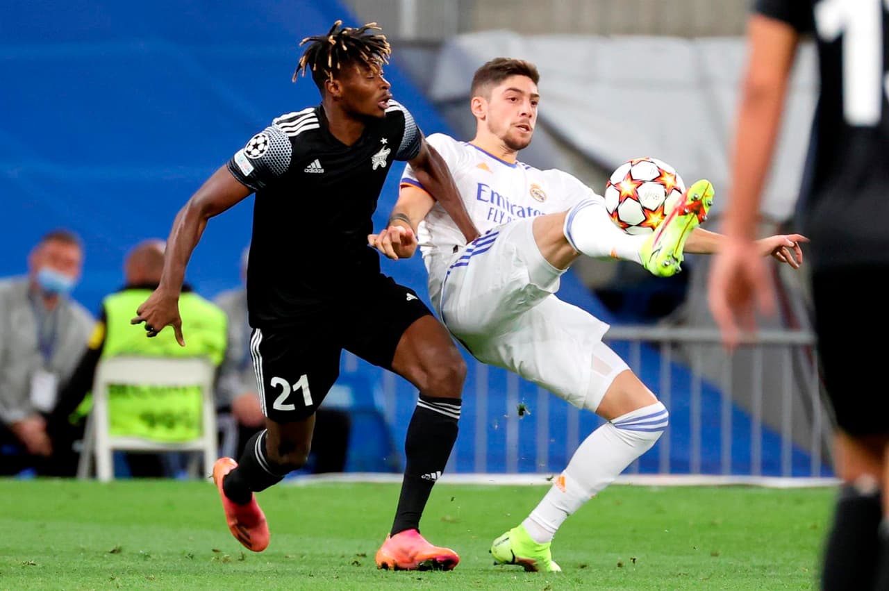 Real Madrid cae en casa ante el Sheriff Tiraspol 2-1 en la fase de grupos de la UEFA Champions League. El equipo moldavo abrió con gol de Jasurbek Yakhshiboev al 25’, pero Karim Benzema igualó el marcador tras cobrar un penalti, pero la visita selló su victoria al 89’ con anotación de Sebastién Thill.