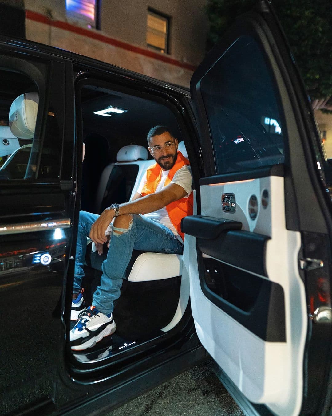 <h3 class="cms-H3-H3"><b>Rolls-Royce Cullinan</b></h3>
<br>
<br>Dicen que una colección puede tener todo tipo de carros, pero que si no hay uno de origen británico, entonces no puede ser 100% de lujo. Benzema es propietario de la Cullinan,
<b>la primera SUV de Rolls-Royce</b> nombrada así en honor al diamante más grande del mundo.