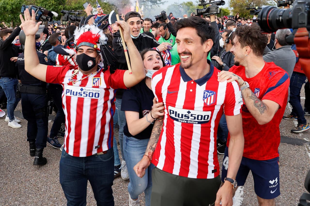 Centenares de aficionados del Atlético de Madrid se reunieron en la fuente de Neptuno para celeberar el título liguero conseguido por el club.