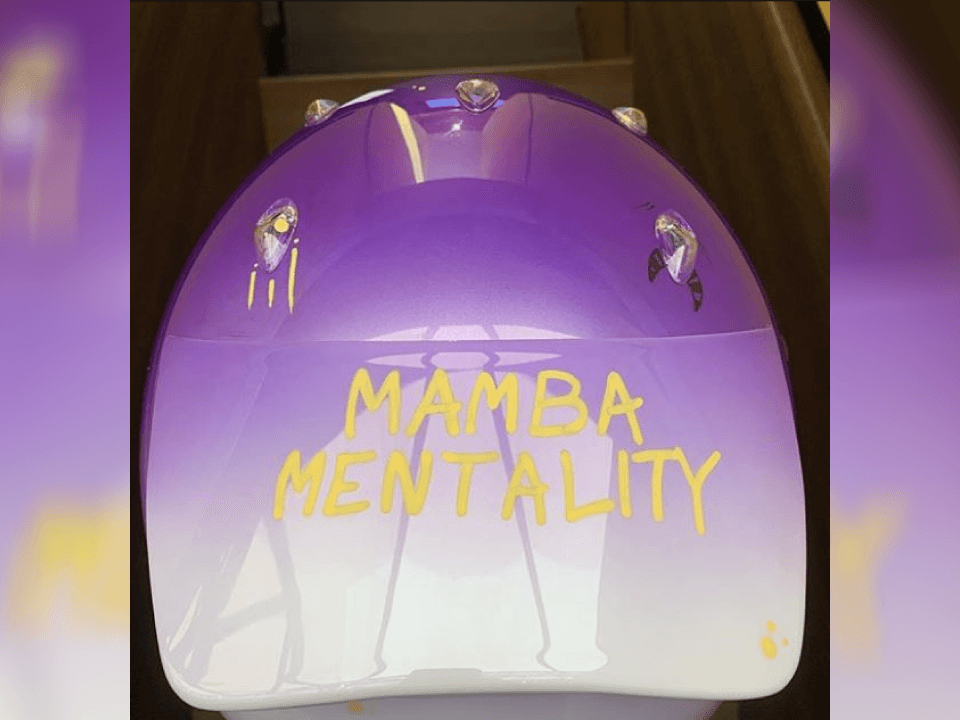 El australiano rinde tributo a Kobe Bryant en su casco con la frase 'Mamba Mentality'.