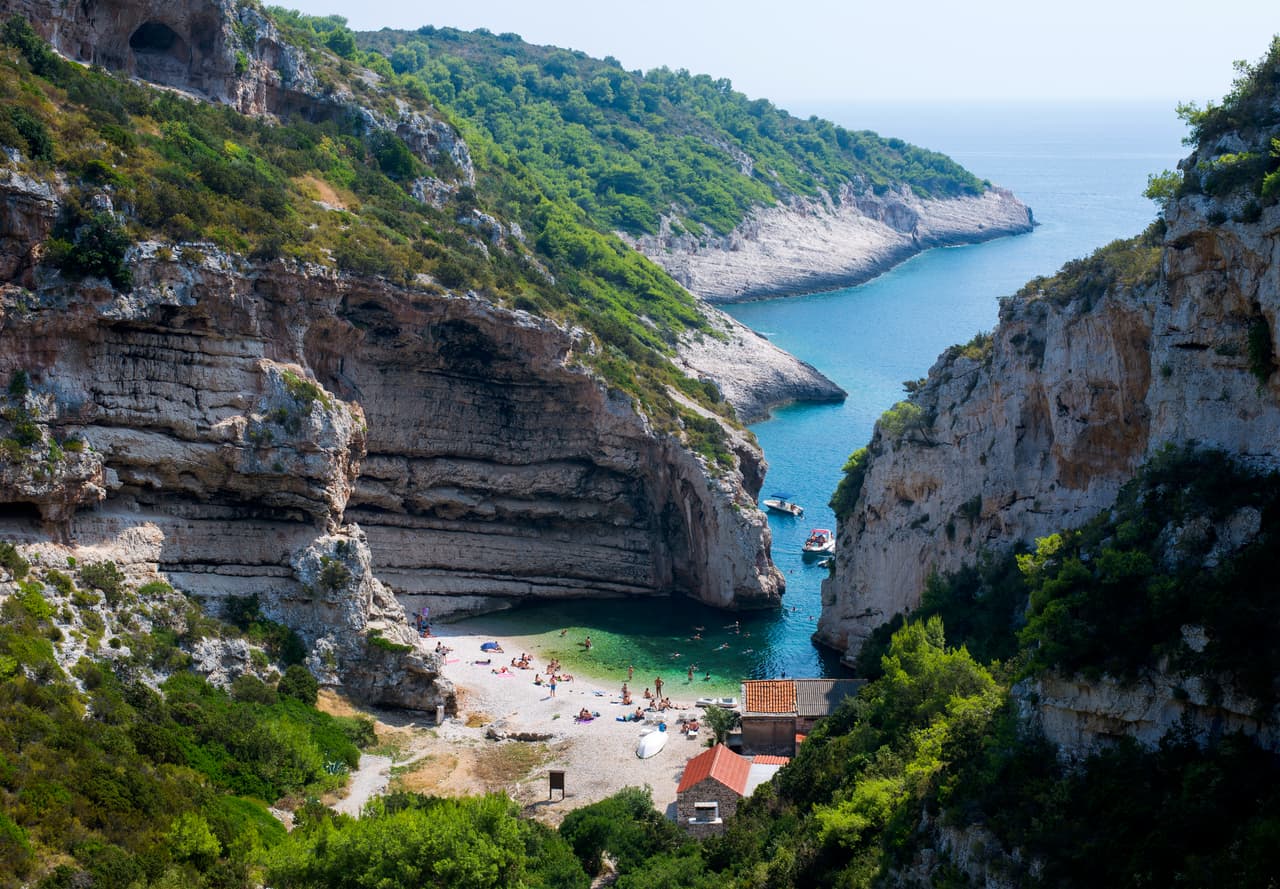 Oculta entre las laderas de piedra, la playa Stiniva, en la isla croata de Vis, es considerada una de las mejores de Europa.
